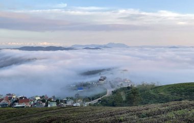 Cau Dat kasabası bulutları