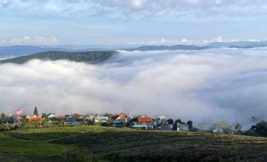 Cau Dat kasabası bulutları
