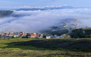 Cau Dat kasabası bulutları