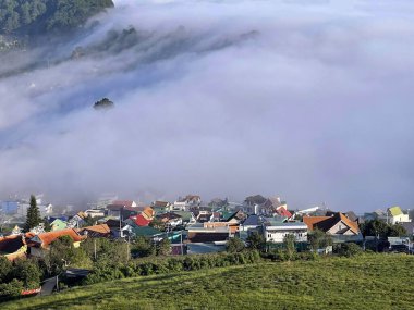 Cau Dat kasabası bulutları