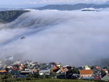 Cau Dat kasabası bulutları