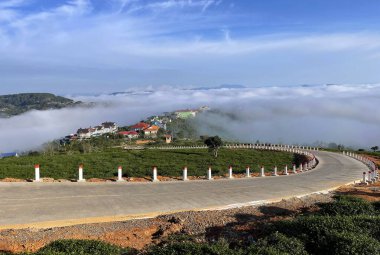 Sabah güneşinde küçük bir yol