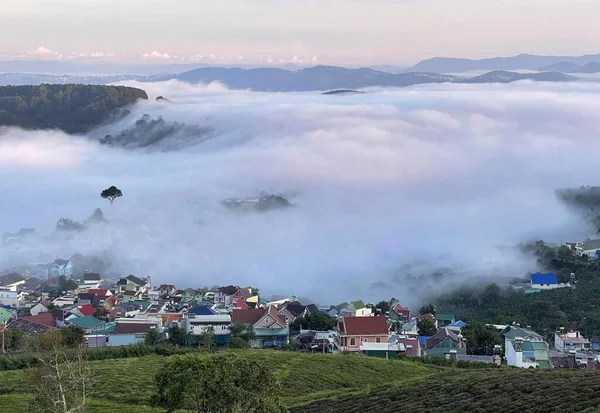 Cau Dat kasabası bulutları