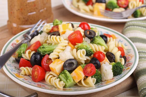 Salade de pâtes sur une assiette — Photo