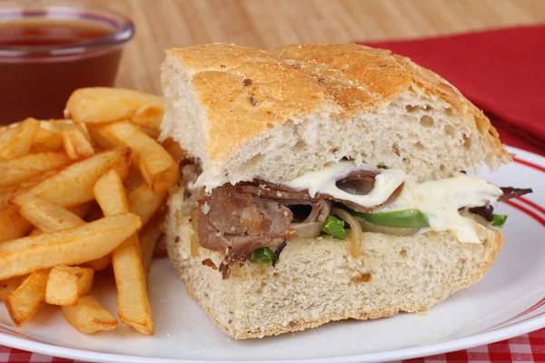 Sándwich de carne asada y queso —  Fotos de Stock