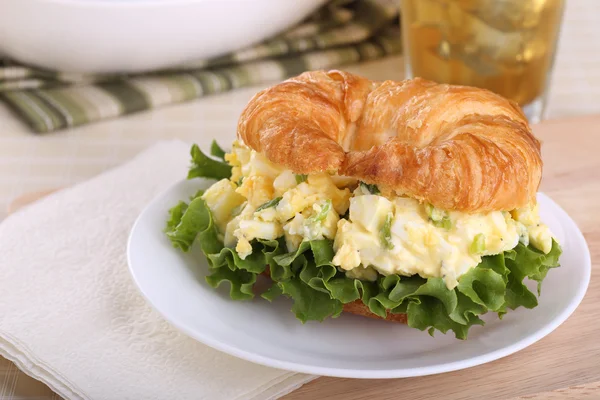 Ensalada de huevo en rollo de croissant —  Fotos de Stock