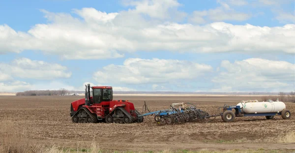 Plowing and Fertilizing — Stock Photo, Image