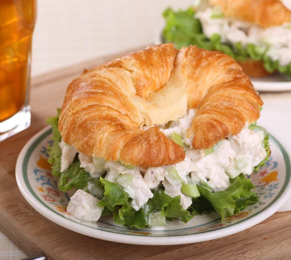 Salade van kip op croissant roll — Stockfoto