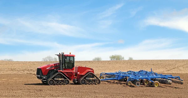 Tractor rojo y Plow — Foto de Stock