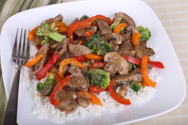 Stir fry pirinç sığır eti