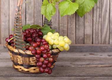 yeşil ve kırmızı üzümler