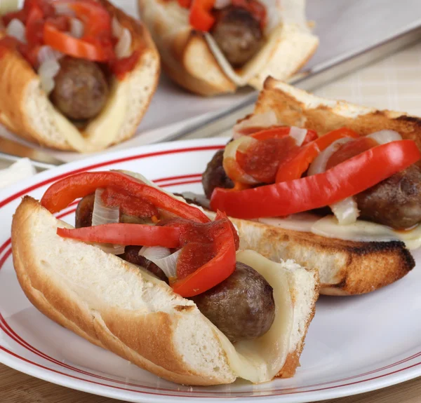 Bratwurst auf Brötchen — Stockfoto