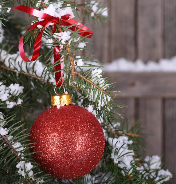Červené vánoční koule a stuha — Stock fotografie