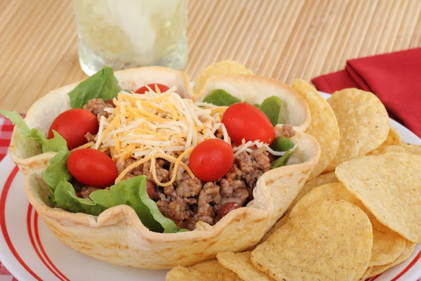 Салат и чипсы Taco — стоковое фото