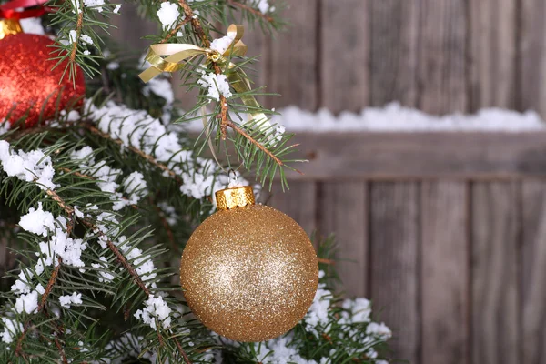 Bola de Navidad de oro en árbol —  Fotos de Stock