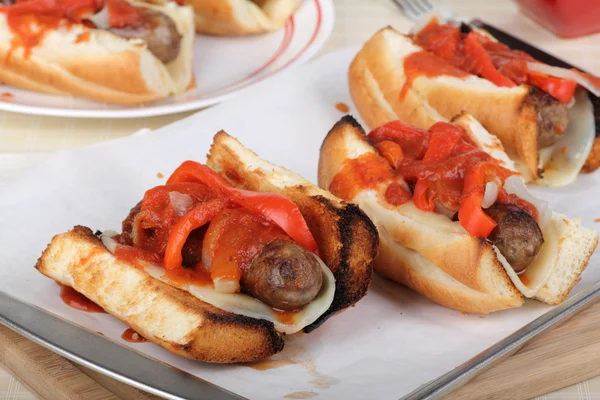 Bratwurst på rostade bullar — Stockfoto