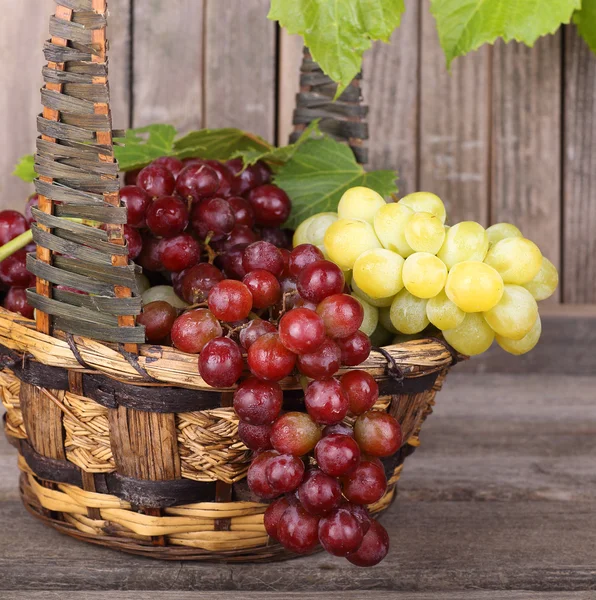Basket of Grapes Closeup — Stock Photo, Image