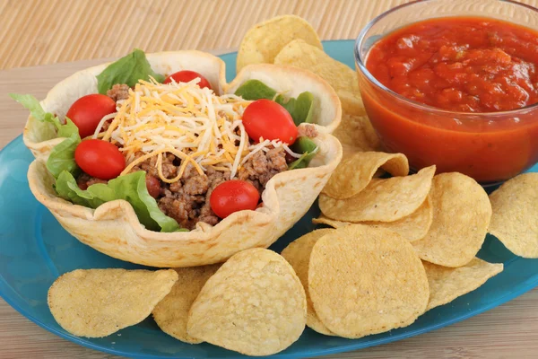 Taco-Salat, Salsa und Chips — Stockfoto
