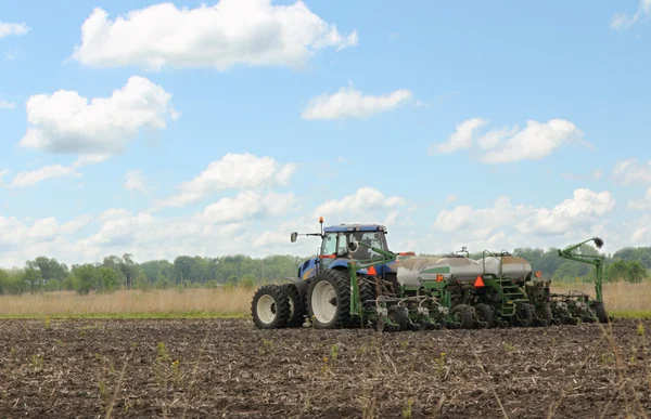 Traktor i fältet — Stockfoto