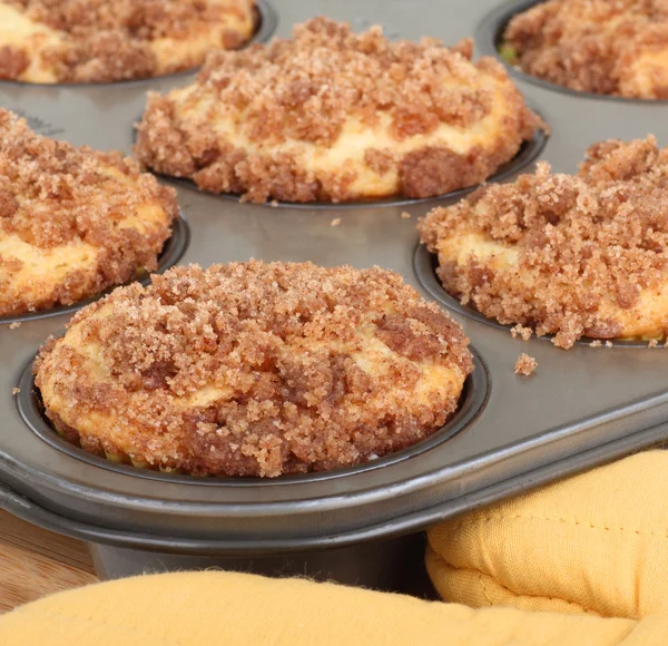 Muffins en una sartén —  Fotos de Stock