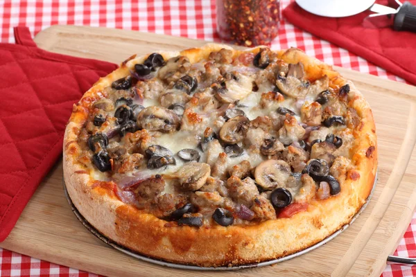 Pizza profunda inteira do prato — Fotografia de Stock