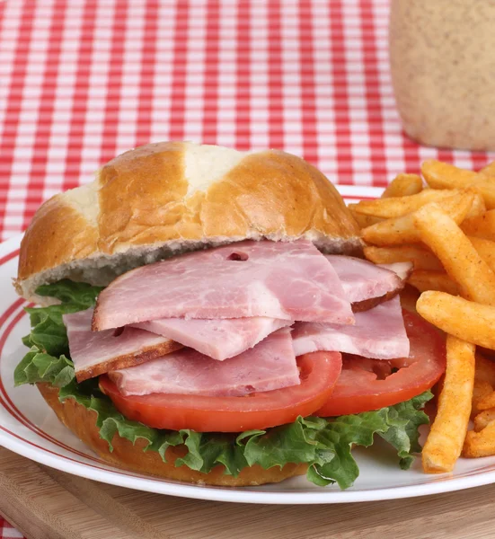 Skinke, tomat og salatsandwich - Stock-foto