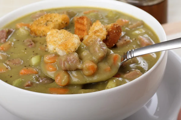 Cucharada de sopa de jamón y guisante — Foto de Stock