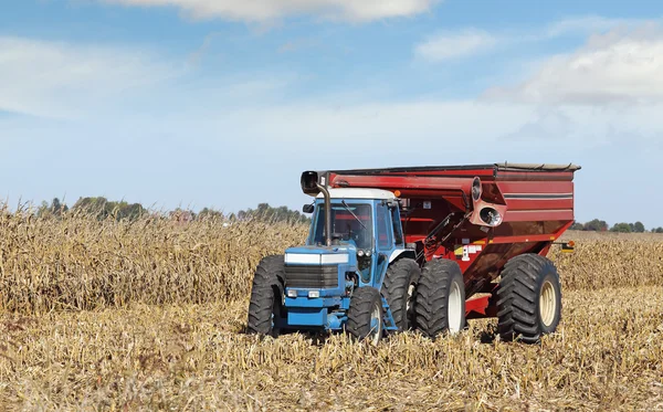 Tractor de granja y vagón — Foto de Stock
