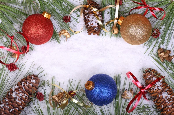 Рождественские шары и шишки — стоковое фото