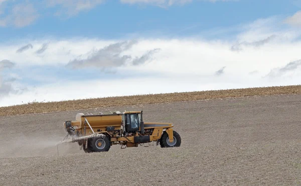 Campo agrícola de pulverização — Fotografia de Stock