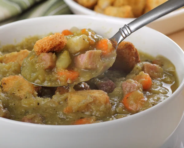 Esslöffel Erbsensuppe — Stockfoto