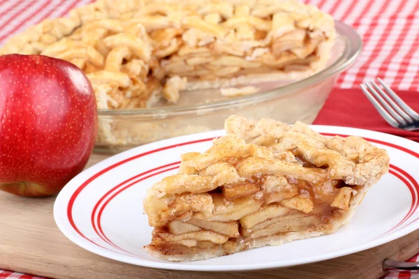 Fetta di torta di mele alla cannella — Foto Stock