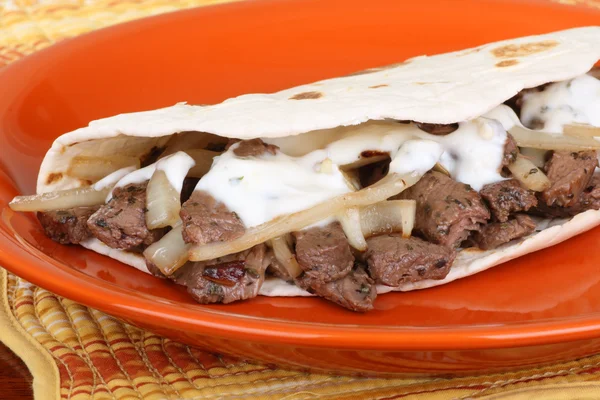 Pita di manzo con salsa — Foto Stock