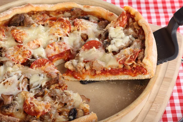 Deep dish pizza szelet — Stock Fotó