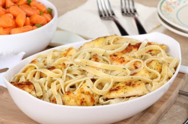 kyckling- och nudelsoppa middag