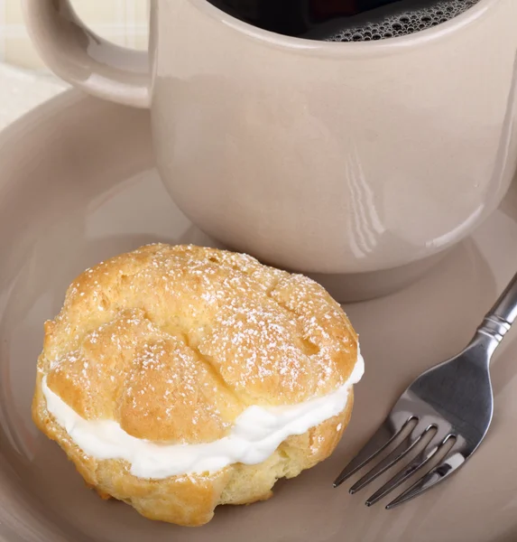 Kremalı pasta ve kahve — Stok fotoğraf