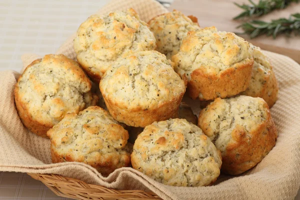 Muffins im Korb — Stockfoto