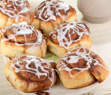 Ev yapımı tarçın ruloları.