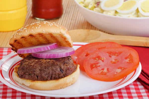 Makan hamburger — Stok Foto