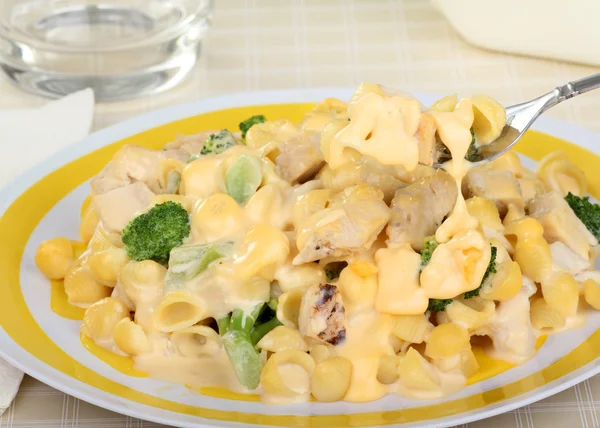 Cheesy Macaroni, Chicken and Broccoli — Stock Photo, Image