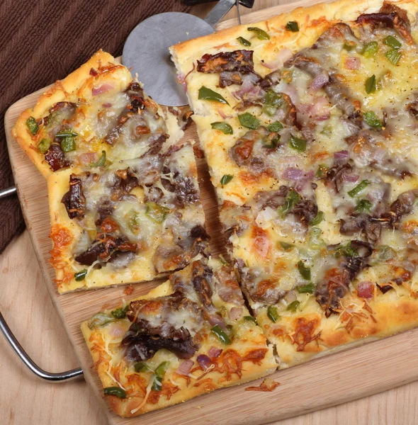 Bife de queijo fatias de pizza — Fotografia de Stock