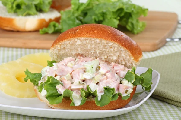 Sandwich cu salată de șuncă — Fotografie, imagine de stoc