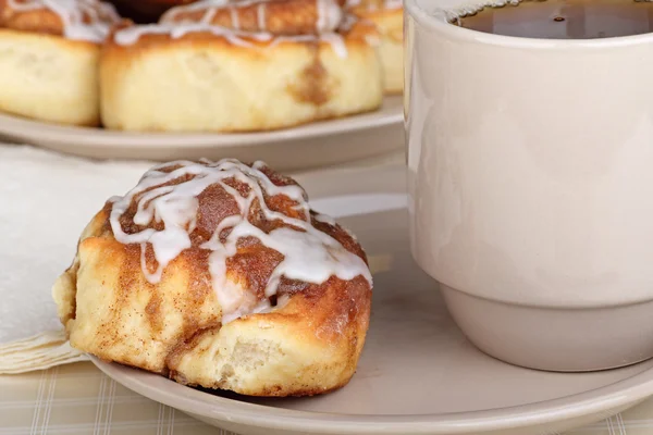 Cinnamon Roll and Coffee — Stock Photo, Image