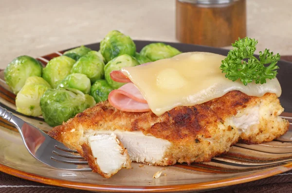 Yığılmış tavuğu cordon bleu — Stok fotoğraf