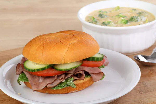 ロースト ビーフのサンドイッチとスープ — ストック写真