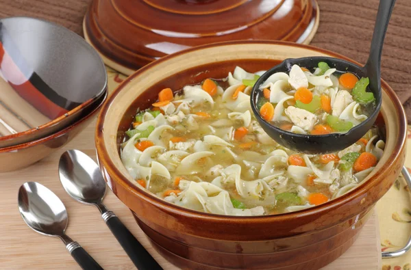 Servieren Hühnernudelsuppe — Stockfoto