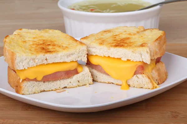 Gegrilde ham en kaas sandwich — Stockfoto