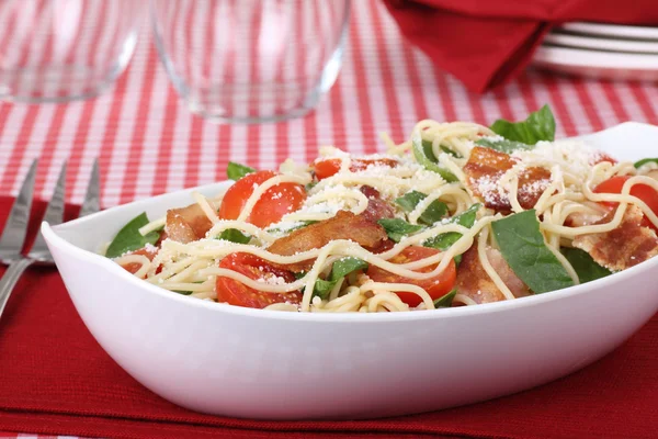Spaghettis de tomates au bacon — Photo