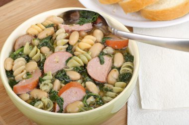 sosis, ıspanak ve fasulye çorbası