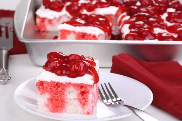 Pedaço de bolo de cereja — Fotografia de Stock